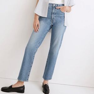 Madewell Sz 26 short; The Perfect Vintage Straight Jean.